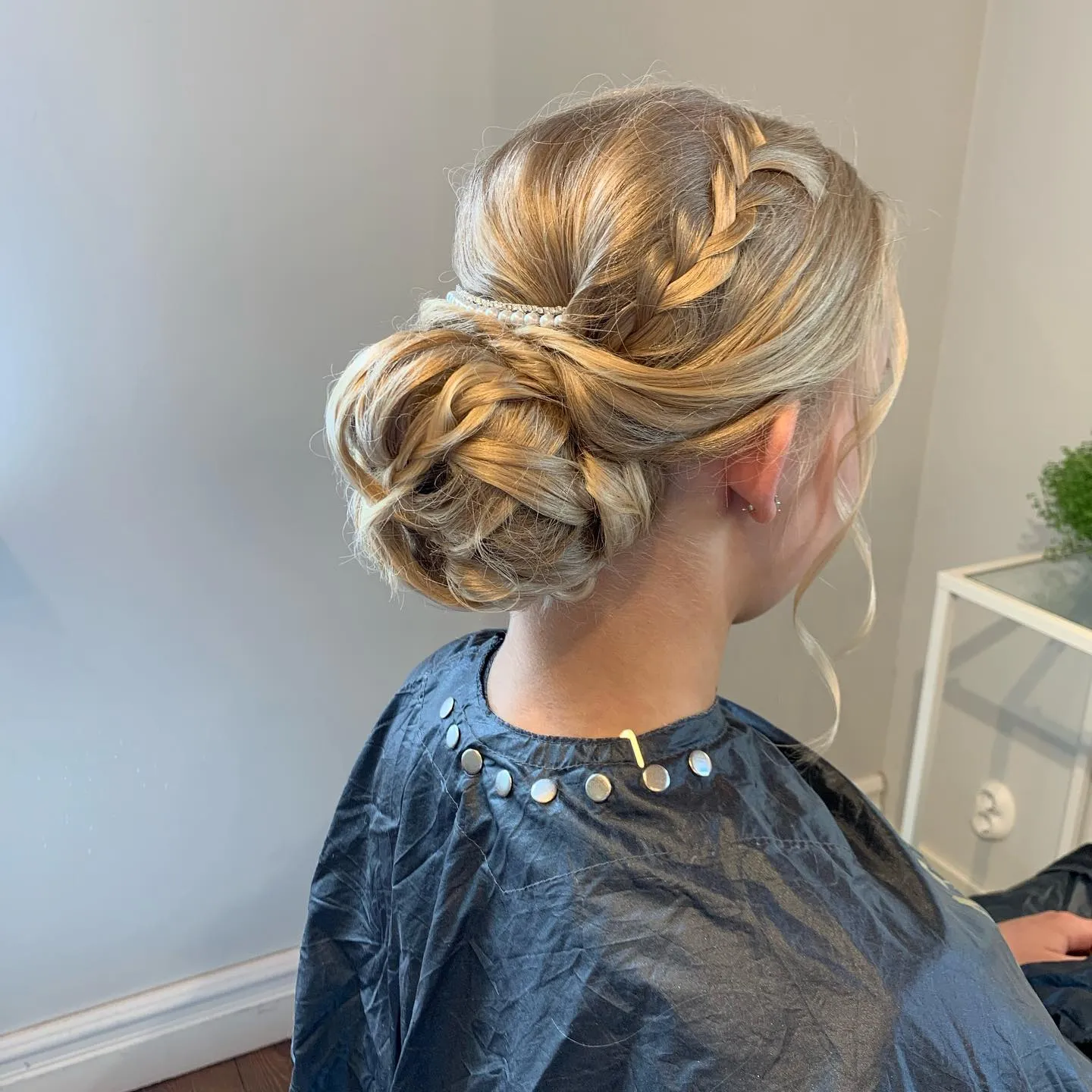 Elegant håruppsättning för bal och student