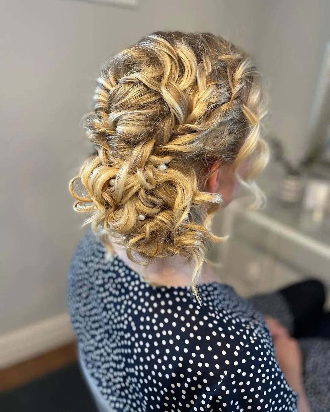 Romantisk håruppsättning för bröllop med pärlor